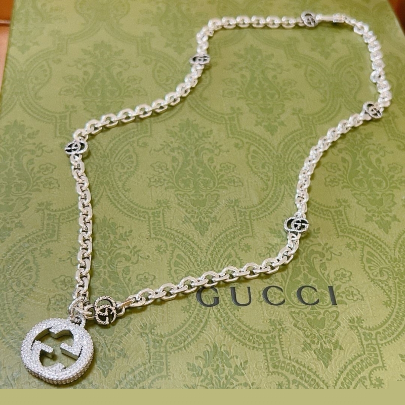 G*u*i necklaces